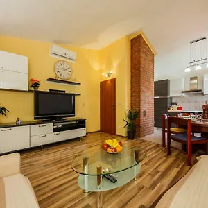 Two Beautiful Near The Sea Apartment Kastela